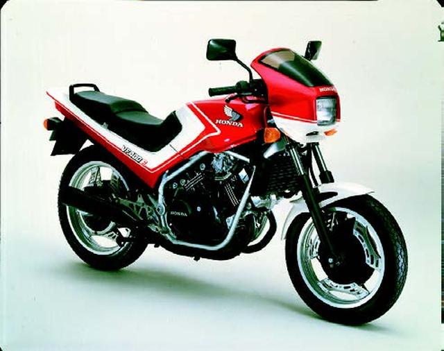 画像: ●水冷4ストDOHC4バルブV型4気筒●399cc●53PS/11500rpm●3.5kg-m/9500rpm●173kg●100/90-16・110-90-18●52万8000円