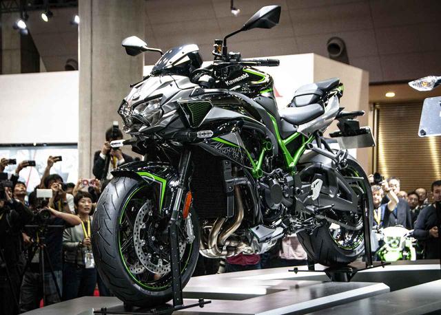 画像: 東京モーターショー2019で世界初公開された「Z H2」。プレスデーの熱気はものすごいものでした。