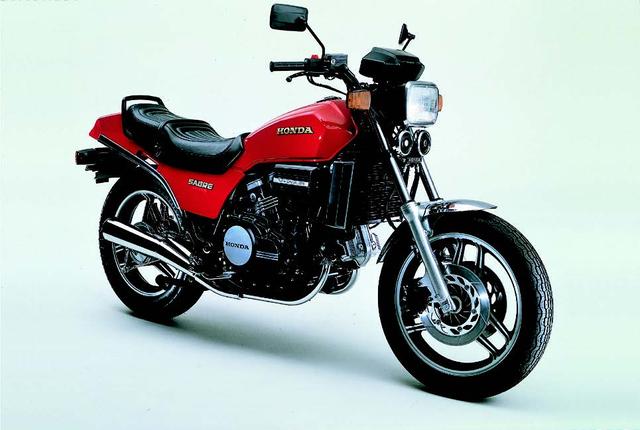 画像: ●水冷4ストDOHC4バルブV型4気筒●748cc●72PS/9500rpm●6.1kg-m/7500rpm●224kg●110/90-18・130-90-17●69万5000円