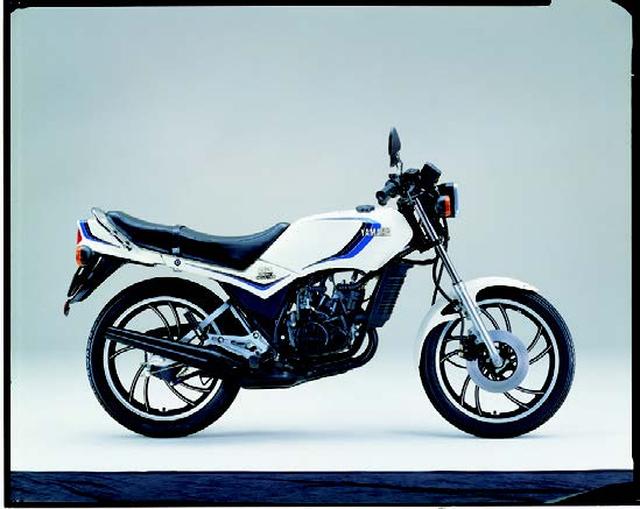 画像: ●空冷2スト・ピストンリードバルブ単気筒●123cc●20PS/9500rpm●1.5kg-m/9250rpm●97kg●2.75-18・3.00-18●25万7000円