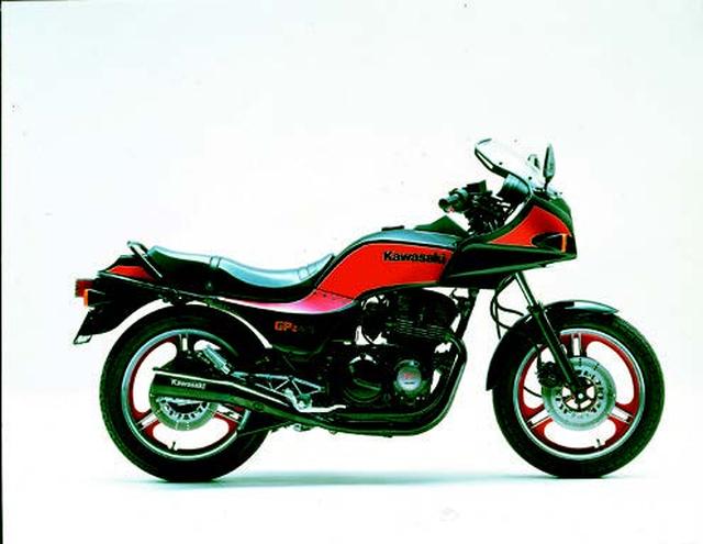 画像: ●空冷4ストDOHC2バルブ並列4気筒●399cc●51PS/11500rpm●3.5kg-m/9500rpm●178kg●100/90-18・110/90-18●51万5000円