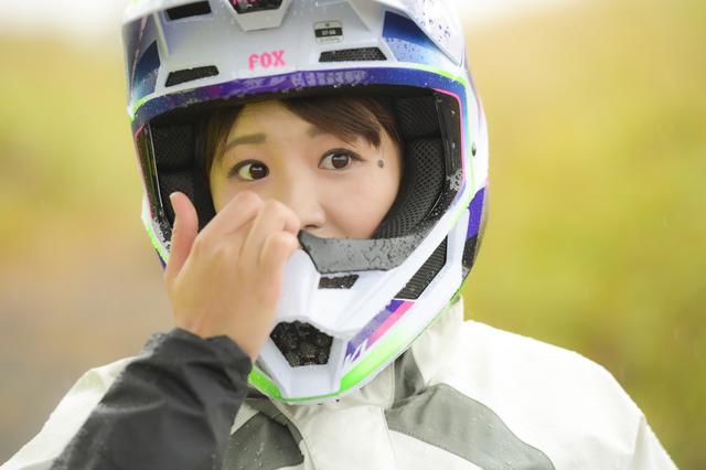 画像: 雨が顔に入ってきたので拭いているオフショット。笑