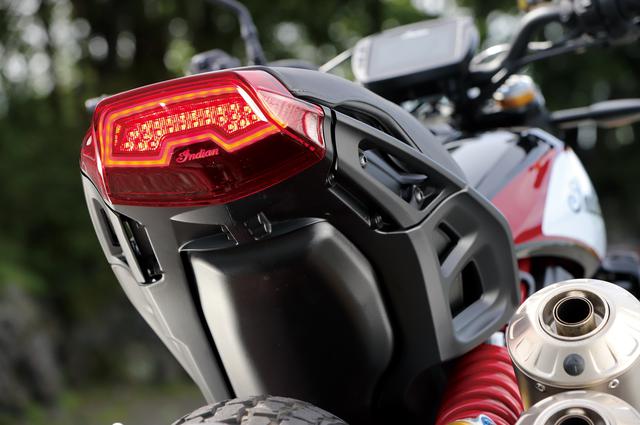 画像: テールカウルに沿った形状のLEDテールランプを採用。ナンバーステーとウインカーをスイングアームマウントとしたことで、スッキリしたリアビューを実現。
