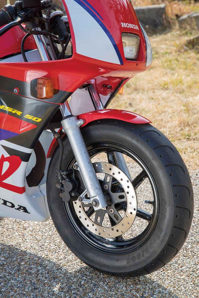画像: 1995年モデルから本格的な油圧ダンパーを備える新型のフロントフォークを採用。1993年以降のモデルに装着されている6本スポークデザインのアルミキャストホイールが組み合わせられる。