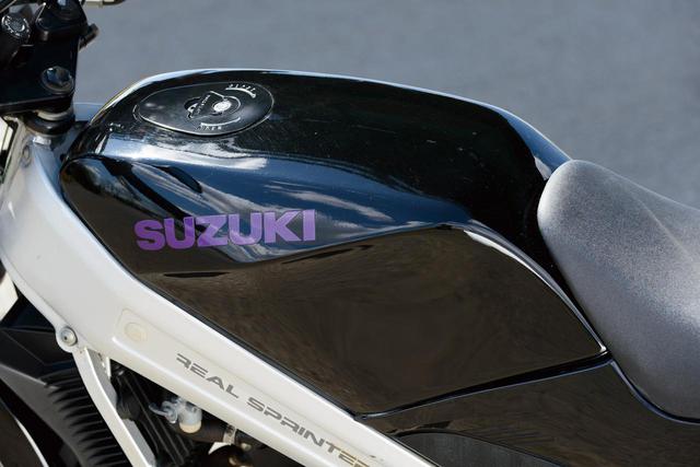画像: スリムな形状の燃料タンクは、1982年にデビューした初期型RG50Γから基本的に変わっていないデザイン。容量は11Lが確保されていて、このクラスの中ではかなり大きめのものだ。