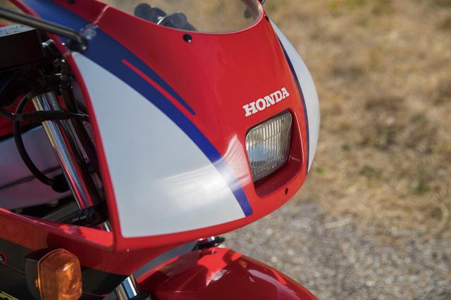 画像: アッパーカウルのデザイン自体は、1989〜1994年モデルと共通のものだ。NSR500などのイメージを取り入れたレーシーでシャープなデザインが特徴。