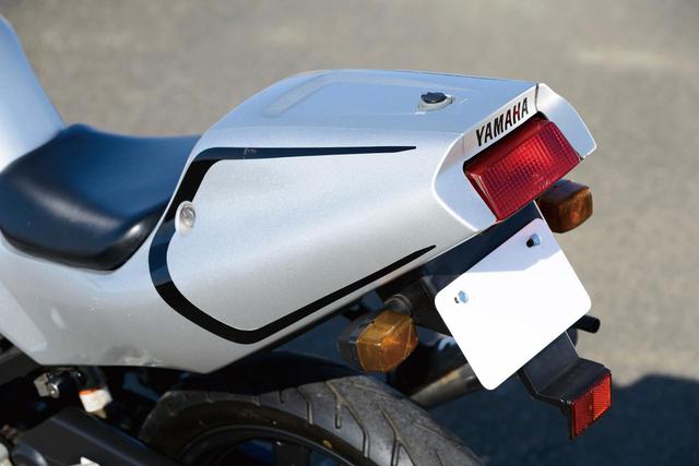 画像: TZR50からTZR50Rとなって、形状が変更されたテールカウル。後端に向けて細く絞り込まれたデザインがシャープなイメージ。上面にふたがあるのがわかるが、これは内部に設けられた収納スペース用。