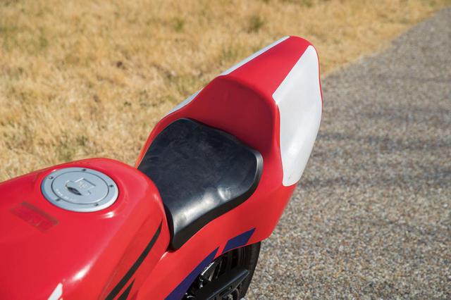 画像: 1995年以降のモデルのスタイリングの特徴がテールカウル。新デザインの当時最新のワークスGPレーサー・NSR500に合わせた形状となっている。