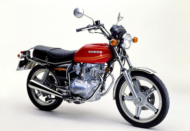 画像: ホンダ CB400T ホークⅡ ヨンフォアの後継として77年5月にデビュー。4気筒を上回る2気筒を目指し、吸気2、排気1の3バルブを採用。動力性能ではヨンフォアを上回る。丸いタンク、アップハンドル、分厚いシートというスタイリングながら販売台数的には大成功だった。 【CB400T主要諸元】 ●エンジン形式:空冷4ストOHC3バルブ並列2気筒●総排気量:395cc●最高出力:40PS/9500rpm●最大トルク:3.2kg-m/8000rpm●整備重量:181kg●燃料タンク容量:13ℓ●タイヤサイズ前・後:3.60S19・4.10S18●発売年月:1977年5月●発売当時の新車価格:31万9000円