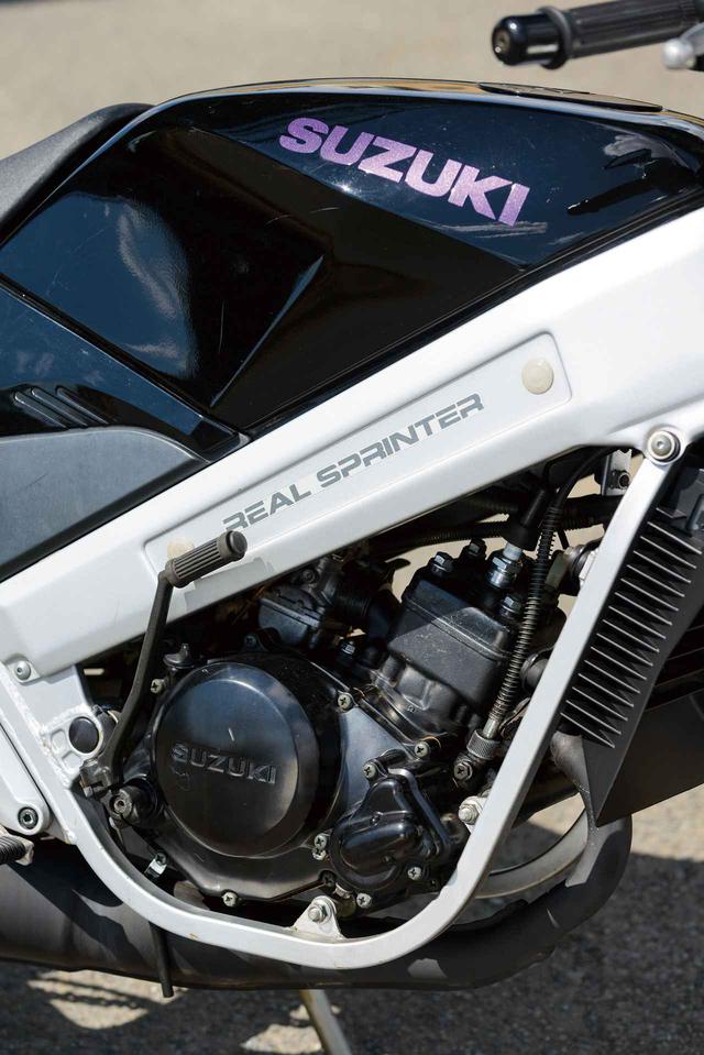 画像: 「REAL SPRINTER」の文字が入った車体側面のこの部分。これはフレームではなく、RG50Γと共通のフレームの上から装着されたカバーなのだ。エンジンはRG50Γと同じ水冷2スト・ピストンリードバルブ。