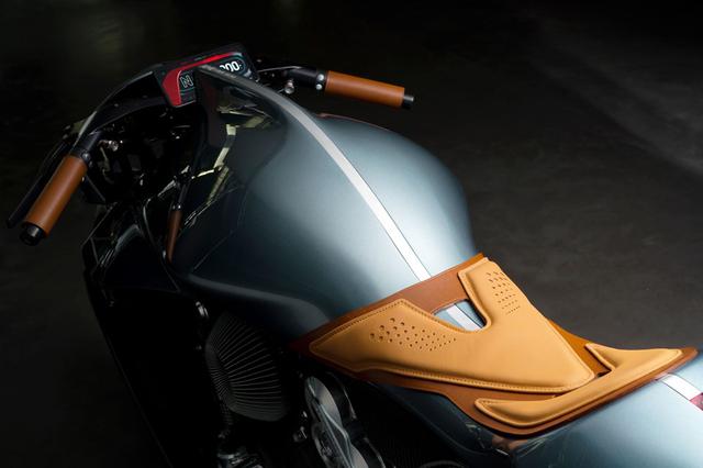 画像3: 写真:Aston Martin(Facebook)