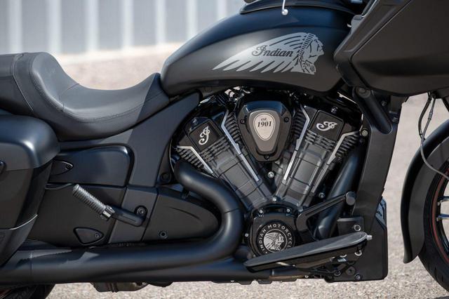 画像: チャレンジャーにはインディアン初の新設計水冷大排気量エンジン「PowerPlus」(108キュービックインチ/1768cc、60度Vツイン)を搭載。油圧式バルブ・ラッシュ・アジャスターとカム・シャフト・チェーンテンショナーも装備されています。