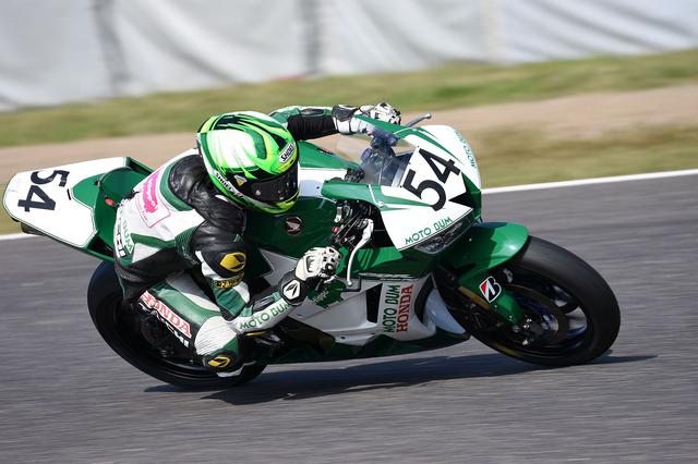 画像: ST600ポールポジションはMOTOBUMホンダの荒川晃大 2002年生まれです まだ16歳!