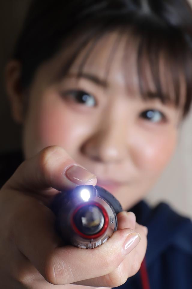 画像: ドライバーボディー先端に高輝度LEDライトを装備。奥まった場所にあるネジにも確実にビットを当てられる。