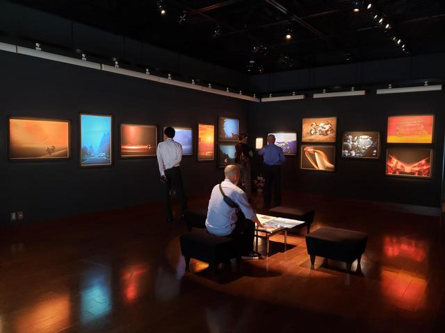 画像: 会場風景。写真展には初日から多くの方々が来場され、大谷さんとの談笑を楽しまれていました。