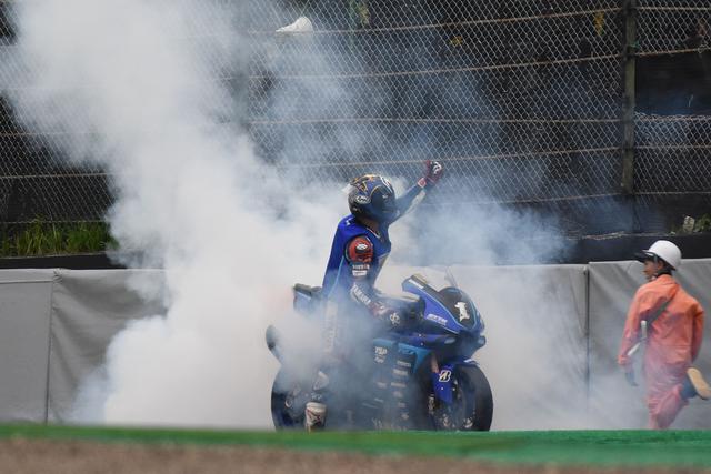 画像: ウィニングラン最後には歓喜のバーンナウト。岡山で野左根にやられましたから、そのお返しね