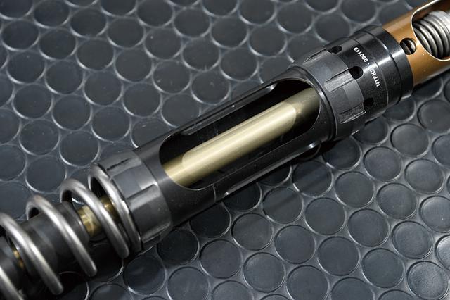 画像: TVT PROカートリッジキットのダンピングシャフト部分で、TVT PROではカートリッジを外さずにリバルブができ、またセッティングを保持したままスプリングの交換ができるレース対応機能も持つ。こうした部分もセッティングのことを考えればありがたいものだ。