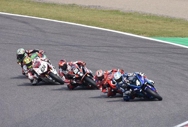 画像: 1周目、1コーナーの様子です ホールショットは野左根!