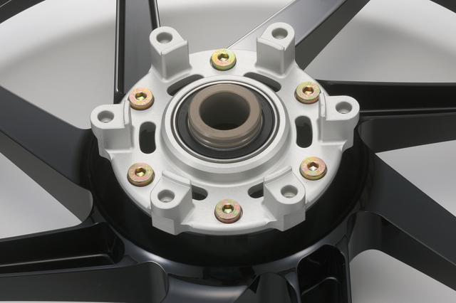 画像: リヤハブは強度と軽さにメリットがあるTYPE-GP1Sと同系で円筒形のハブダンパーは耐久性の高い厚型(上写真)。フロントハブ(下)はアタッチメント方式採用で大きな中空形状を実現している。