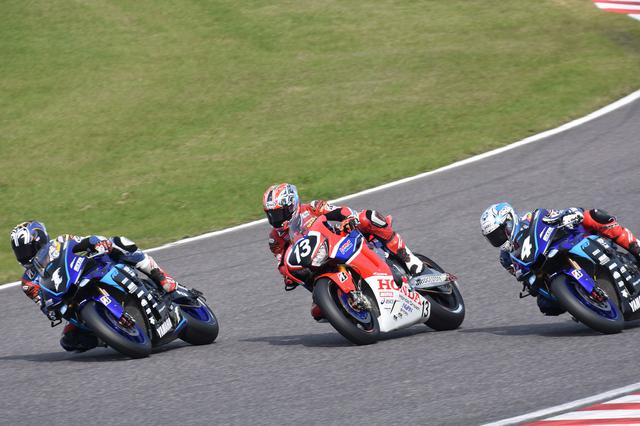 画像: ややオーバーラン気味の高橋と野左根がレコードラインに戻ると