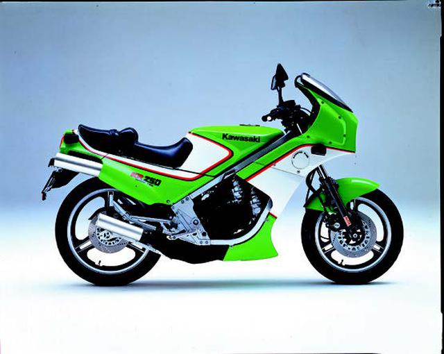 画像: ●水冷2スト・ロータリーリードバルブ直列2気筒●249cc●45PS/10000rpm●3.7kg-m/8000rpm●133kg●100/90-16・110/80-18●49万8000円