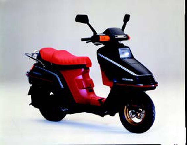 画像: ●水冷4ストOHC2バルブ単気筒●244cc●20PS/7500rpm●2.2kg-m/5500rpm●118kg●4.00-10・4.00-10●33万8000円