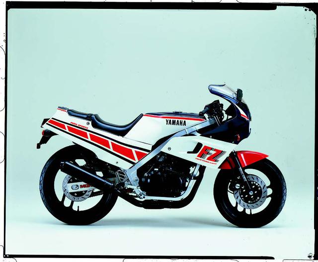 画像: ●水冷4ストDOHC4バルブ並列4気筒●399cc●59PS/12000rpm●3.7kg-m/10000rpm●165kg●100/90-16・120/80-18●59万8000円