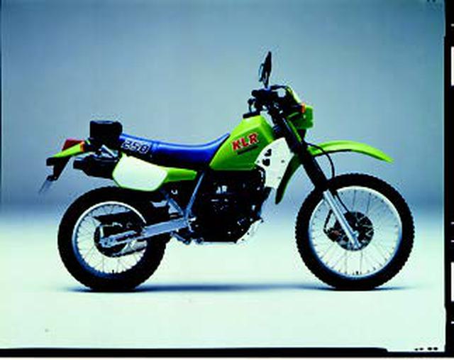 画像: ●水冷4ストDOHC4バルブ単気筒●249cc●28PS/9000rpm●2.3kg-m/7500rpm●117kg●3.00-21・4.60-17●38万8000円