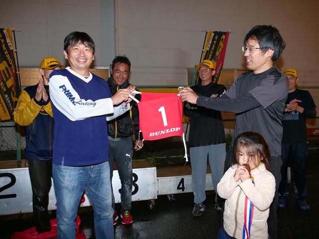 画像: チャンピオンの証である「赤の1番」が、前チャンピオンの冨永選手から新チャンピオンの池田選手へと手渡された。