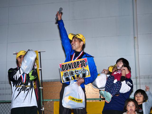 画像: 「ジムカーナ始めて26年、やっと勝てました! やめなくてよかった!」と、表彰台の頂点で叫んだ廣瀬選手。