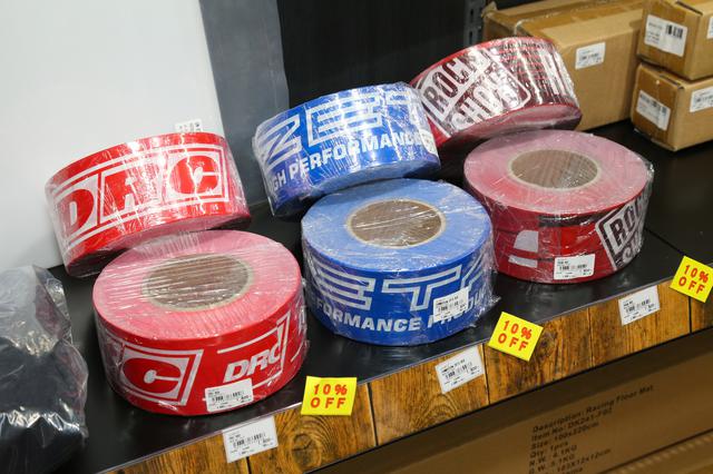 画像: コースレイアウトを作ったり、イベントの立ち入り制限などに使用されるテープ。これも一般ライダーには、あまり縁の無いアイテムです…。