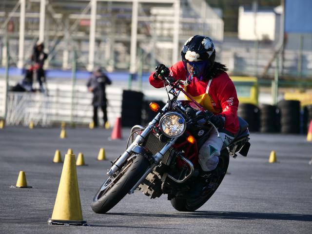 画像: NL級1位 草野涼子選手&VTR250 1分47秒380