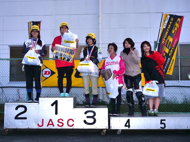 画像: 1位・草野涼子、2位・土橋朋子、3位・大倉明日香、4位・加瀬京見、5位・山本果奈、6位・平嶋夏海 なお各クラスのウイナーには、ダンロップ賞としてタイヤ前後セットが贈られる。