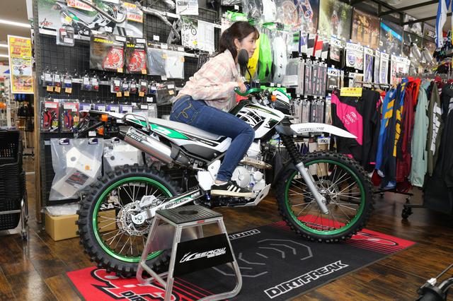 画像: 数多くのカスタムパーツが装着されたデモ車も展示されています!