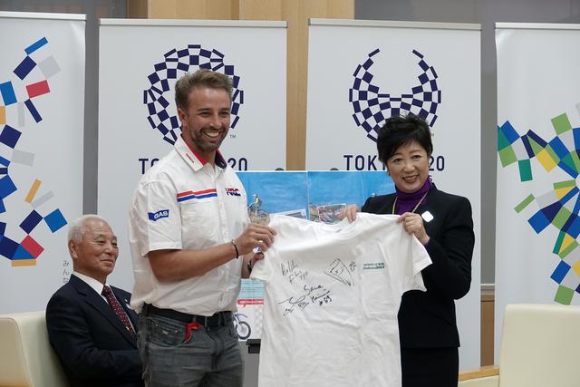 画像: 現在「HRC Dakar Team」に所属するエルダー・ロドリゲス選手から、小池都知事にサイン入り大会Tシャツが手渡されました。