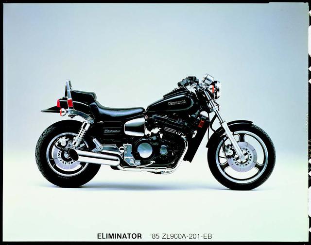 画像: ●水冷4ストDOHC4バルブ並列4気筒●908cc●105PS/9500rpm●8.7kg-m/8000rpm●238kg●100/90-18・160/80-15●輸出車