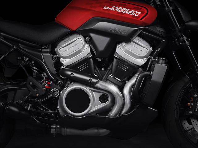 画像: BRONXに搭載される新型の水冷Vツインエンジン「Revolution Max」(排気量は975cc)。