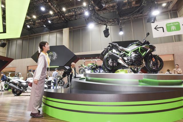 画像: もちろん注目の4気筒250「ニンジャZX-25R」とスーパーチャージャー搭載の「Z H2」も見てきましたよ! メーター周りが見たくて背伸びしてみましたが、見えませんでした。笑