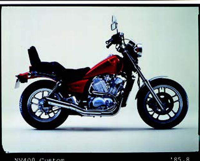 画像: ●水冷4ストOHC3バルブV型2気筒●399cc●43PS/9500rpm●3.5kg-m/7500rpm●181kg●3.50-18・130/90-16●49万9000円