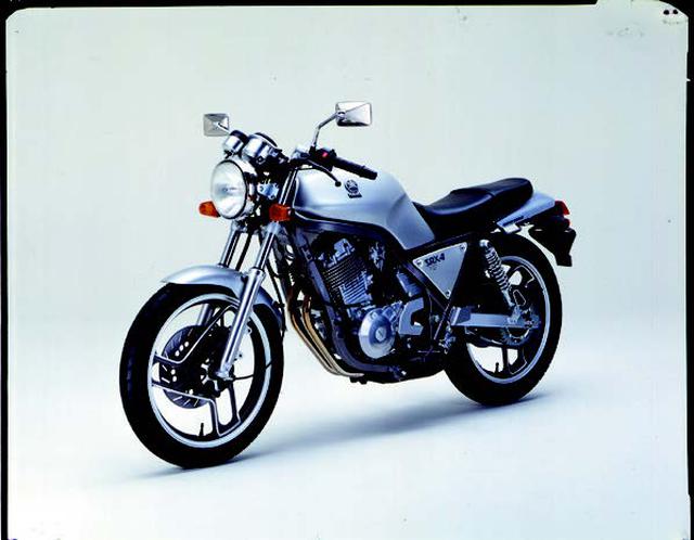 画像: ●空冷4ストOHC4バルブ単気筒●399cc●33PS/7000rpm●3.4kg-m/6000rpm●147kg●100/80-18・120/80-18●49万8000円