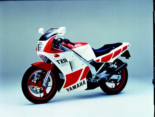 画像: ●水冷2スト・クランクケースリードバルブ並列2気筒●249cc●45PS/9500rpm●3.5kg-m/9000rpm●126kg●100/80-17・120/80-17●54万9000円