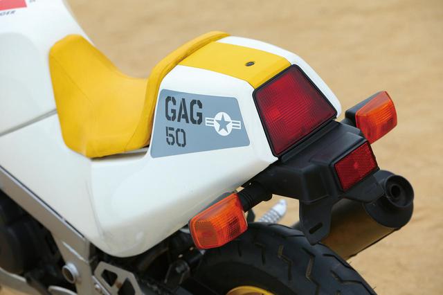 画像: テールランプと、反射鏡のついたリアフェンダーはGSX-R750と共通品である。シングルシートカウルは左右と中央部分の3ピース構造。このカラーは“バトルプレーン・キャラクター"。