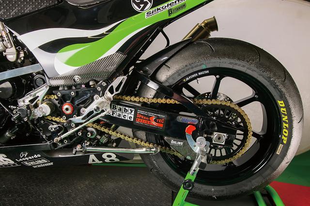 画像: スイングアームはウイリーでホイールはMAGTAN JB4(3.50-17/6.00-17)、タイヤはダンロップD213GP(120/70ZR17・200/60ZR17)。ステップはナイトロレーシング加工品。チタン4-1のフルエキゾーストはマーベラスのコニカルゴルディで、ニンジャにも良く合う。