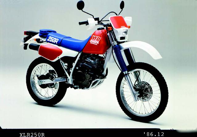 画像: ●空冷4ストOHC4バルブ単気筒●249cc●28PS/8500rpm●2.5kg-m/7500rpm●111kg●3.00-21・4.60-18●38万9000円