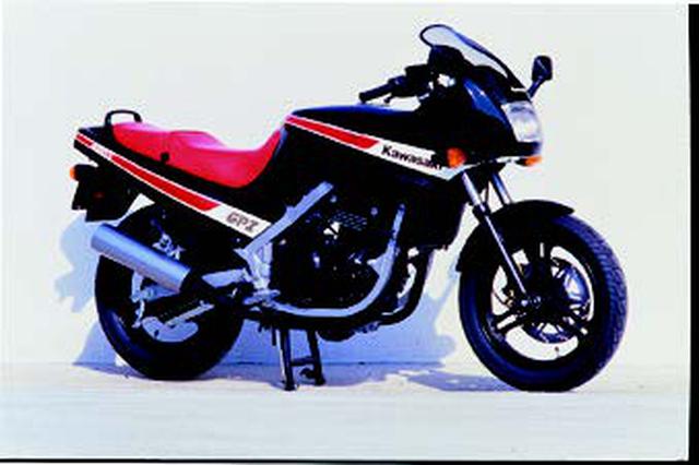 画像: ●水冷4ストDOHC4バルブ並列2気筒●398cc●50PS/10500rpm●3.6㎏-m/9000rpm●169㎏●100/90-16・120/90-16●45万9000円