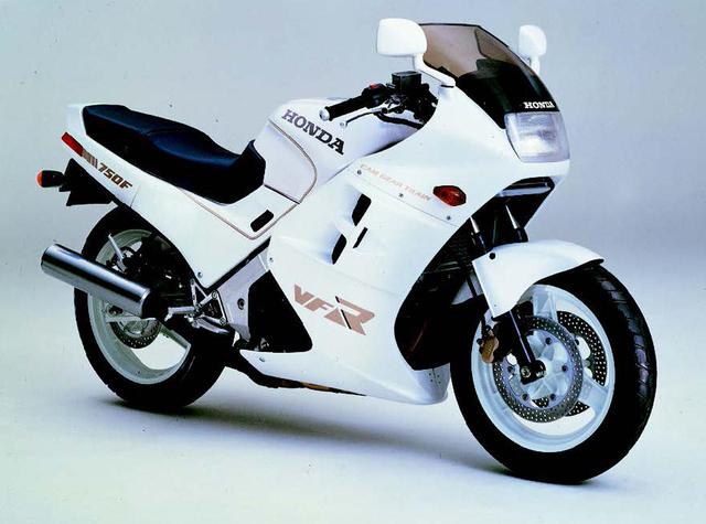 画像: ●水冷4ストDOHC4バルブV型4気筒●748cc●77PS/9500rpm●6.5kg-m/7500rpm●199kg●110/90-16・130/80-18●84万9000円