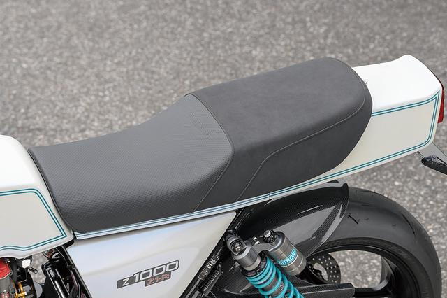 画像: ライダー側とタンデム側で表皮デザインが異なるシートはMccoyスプリーム。ライダーのホールド感や快適性を高める装備の一環だ。