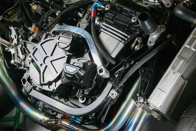 画像: この車両ではZRX1200R(1164cc)エンジン+ZRX1200DAEG用6速ミッション+WPC/DLC/鏡面加工処理のコンロッド、アドバンテージST-1.5カム等の内容を持つ。キャブレターは中速以上での吹けの良さからTMR(φ38mm)に。スライダーはアクティブの新作2ピース式をチョイスした。