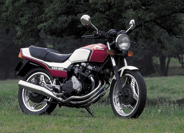 画像: ホンダ CBX400F 中型クラス中心の81年、若いライダーの実質最大排気量となる400㏄モデルのナンバーワン人気となったのがCBX400F。専用設計のシャシーにクラス唯一のDOHC4バルブを搭載。中空カムシャフトやオイルリザーバータンク(オイルクーラー)など装備も充実。21世紀の今日、中古価格は凄まじい額となっている。 【CBX400F主要諸元】●エンジン形式:空冷4ストDOHC4バルブ並列4気筒●総排気量:399cc●最高出力:48PS/11000rpm●最大トルク:3.4kg-m/9000rpm●乾燥重量:173kg●燃料タンク容量:17ℓ●タイヤサイズ前・後:3.60-18・4.10-18●発売年月:1981年11月●発売当時の新車価格:48万5000円(ツートン)