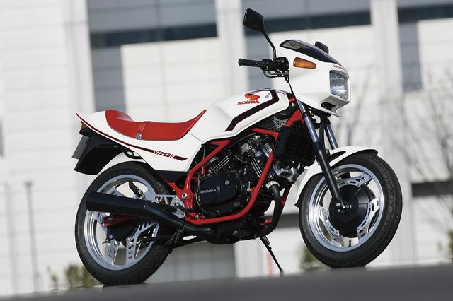 画像: ホンダ VT250F 250㏄世界初の水冷90度Vツインはスラント型VDキャブや11.0という高圧縮比によりクラストップの35馬力を発生。フロントに16インチホイール、リアにプロリンクサスを採用してクイックなハンドリングを実現した。ちなみに、楠先生は黒、しげの秀一先生は白のVT250Fをほぼ同時に購入している。 【VT250F主要諸元】●エンジン形式:水冷4ストDOHC4バルブV型2気筒●総排気量:248cc●最高出力:35PS/11000rpm●最大トルク:2.2kg-m/10000rpm●乾燥重量:149kg●燃料タンク容量:12ℓ●タイヤサイズ前・後:100/90-16・110/80-18●発売年月:1982年6月●発売当時の新車価格:39万9000円